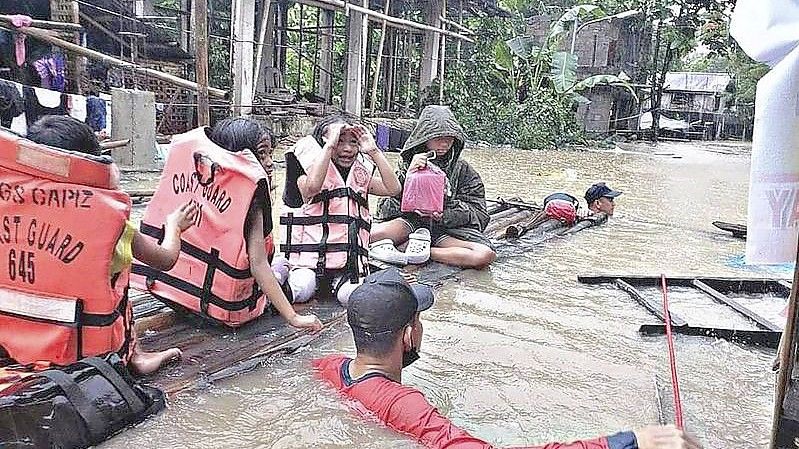 Bewohner eines überschwemmten Dorfes in Panitan auf der Insel Panay werden von Rettungskräften evakuiert. Foto: Uncredited/Philippine Coast Guard/AP/dpa