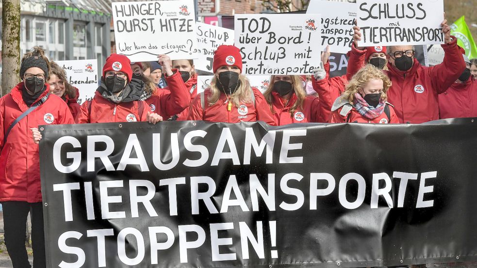 In Aurich gehen die Menschen für den Tierschutz auf die Straße. Foto: Ortgies