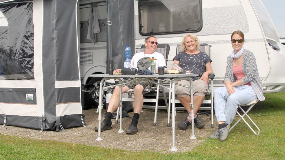 Axel, Hella und Julia Meyer aus Bremen sind zum ersten Mal in Timmel und fühlen sich pudelwohl. Foto: Schönig