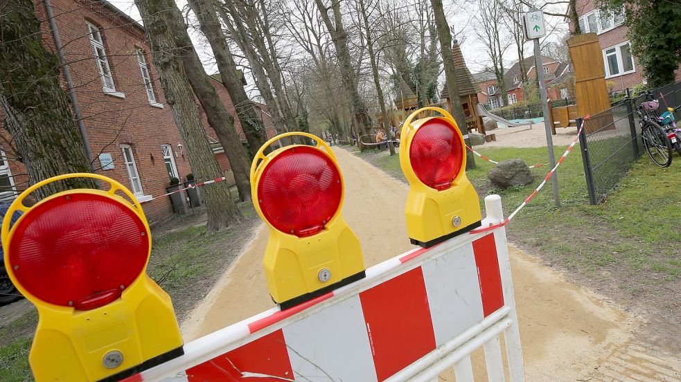Der Weg zum Spielplatz am Nürnberger Wall ist frei. Den Hohen Wall dürfen Radfahrer und Fußgänger allerdings bis nach Ostern nicht betreten. Foto: Böning