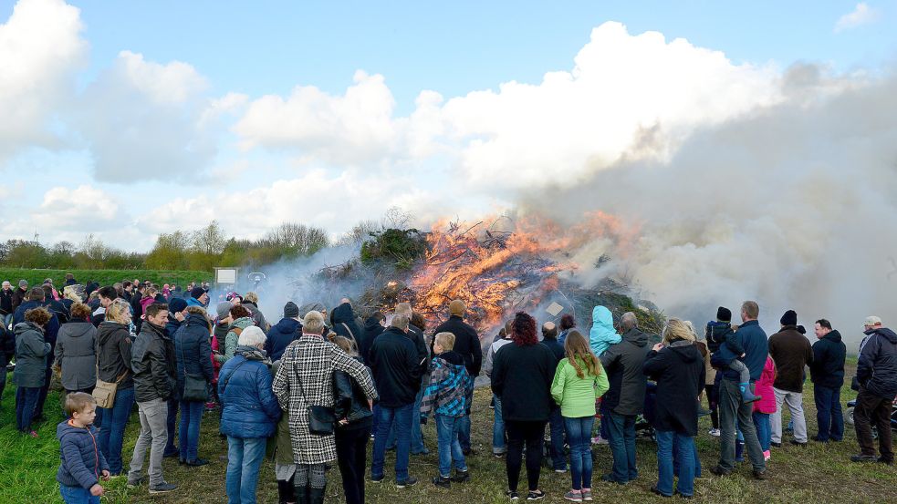 Dichte Rauchschwaden zogen vom Osterfeuer in Bunde 2019 in den Abendhimmel. Dann gab es lange keine Brauchtumsfeuer mehr. Bild: Stromann