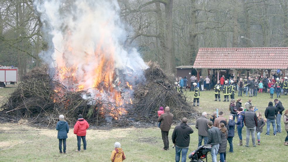 Das Osterfeuer im Stapelmoorer Park 2018 war beliebt. Foto: Heykes/Archiv