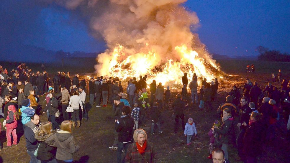 In Holthusen kamen auch 2016 viele Menschen zum Osterfeuer. Foto: Ammermann/Archiv