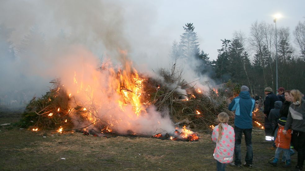 2018 kamen zum Osterfeuer des TuS Holthusen 1400 Besucherinnen und Besucher. Foto: Bothe/Archiv