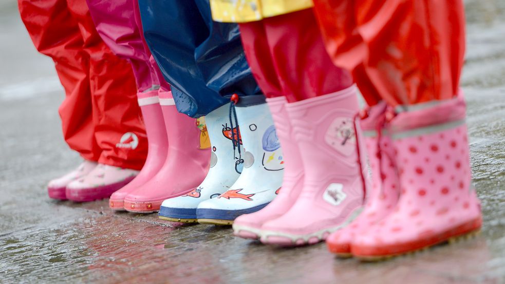 Bei der Kita-Übernahme will der Landkreis Eltern und Beschäftigte nicht im Regen stehen lassen. Foto: Dedert/dpa