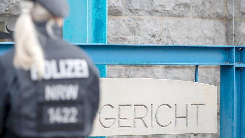 Eine Polizistin steht vor dem Landgericht Bielefeld. (Archivbild). Foto: Friso Gentsch/dpa