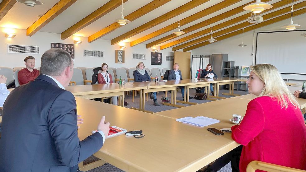 Vertreter des Hilfswerks EHFO und Vertreter von Organisationen sowie Kommunen trafen sich im Verlagsgebäude in Loabirum. Foto: Weiden