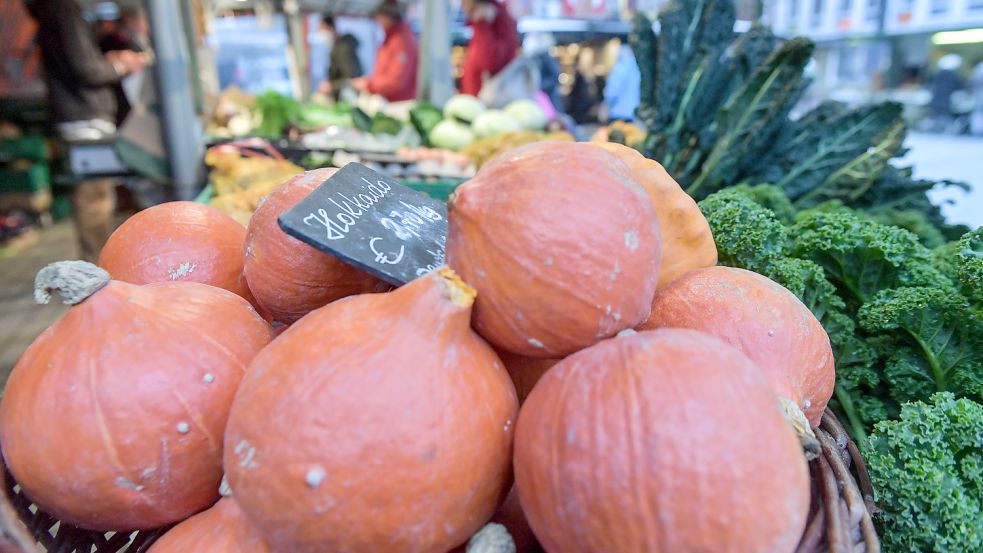 Frisches Obst und Gemüse sowie viele weitere typische Marktwaren gibt es jeden Dienstag, Freitag und Samstag auf dem Emder Wochenmarkt. Foto: Ortgies