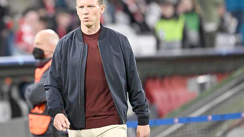 Ist mit Bayern in Bielefeld gefordert: FCB-Coach Julian Nagelsmann. Foto: Angelika Warmuth/dpa
