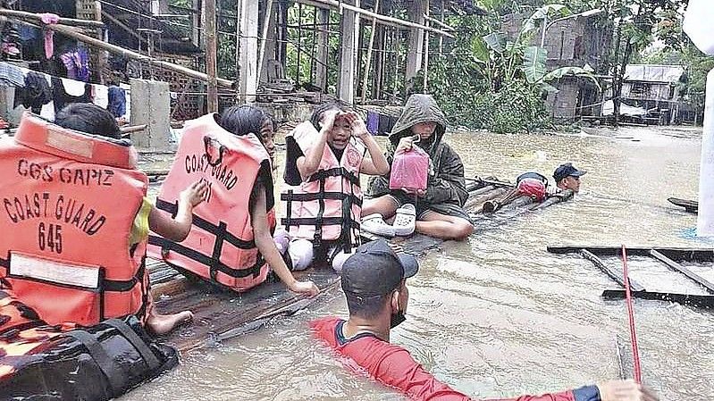 Bewohner eines Dorfes in Panitan auf der Insel Panay werden am 12. April von Rettungskräften aus dem Wasser geborgen. Foto: Uncredited/Philippine Coast Guard/AP/dpa