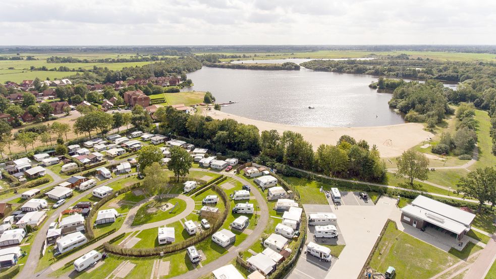 Der Campingplatz in Timmel von oben. Die Freifläche neben den Campern am linken Bildrand ist für weitere Wohnmobilstellplätze vorgesehen. Foto: GTG