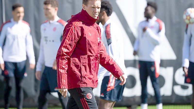 Nach dem Aus in der Champions League sind die Bayern um Trainer Julian Nagelsmann in der Bundesliga gefordert. Foto: Sven Hoppe/dpa