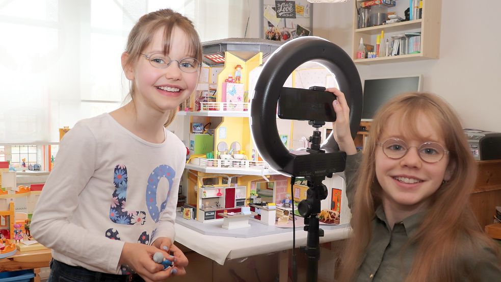 Finja (links) und ihre Schwester Jule laden Videos bei Youtube hoch. Nun sammeln sie Spenden. Foto: privat