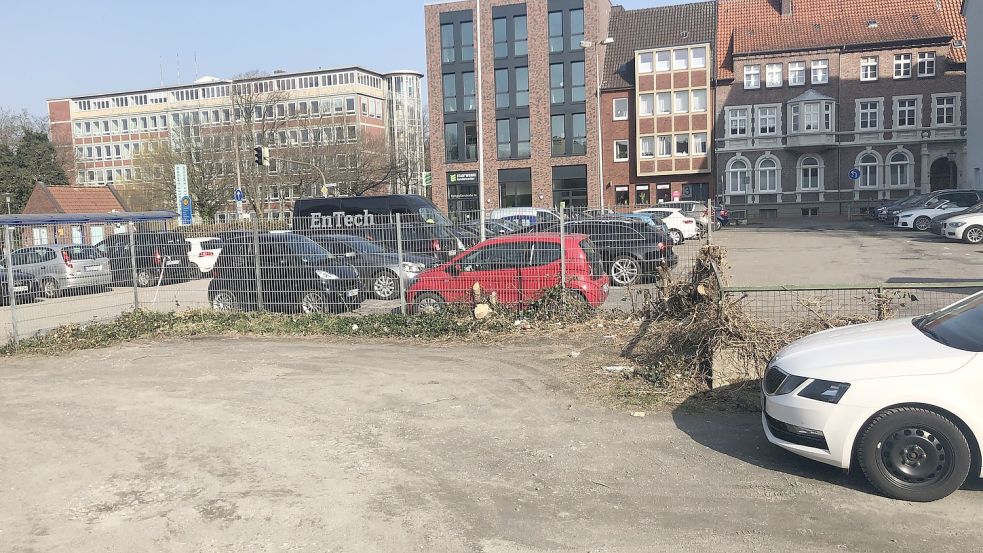 Auf der Fläche zwischen der Pottgießerstraße und der Johann-Wessels-Straße soll das Parken bald wieder in geregelten Bahnen verlaufen. Foto: H. Müller