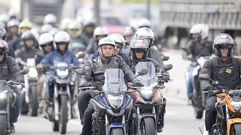 Brasliliens Präsident von Brasilien fährt mit Tausenden von Motorradfahrern herum, um Stärke zu zeigen. Foto: Andre Penner/AP/dpa