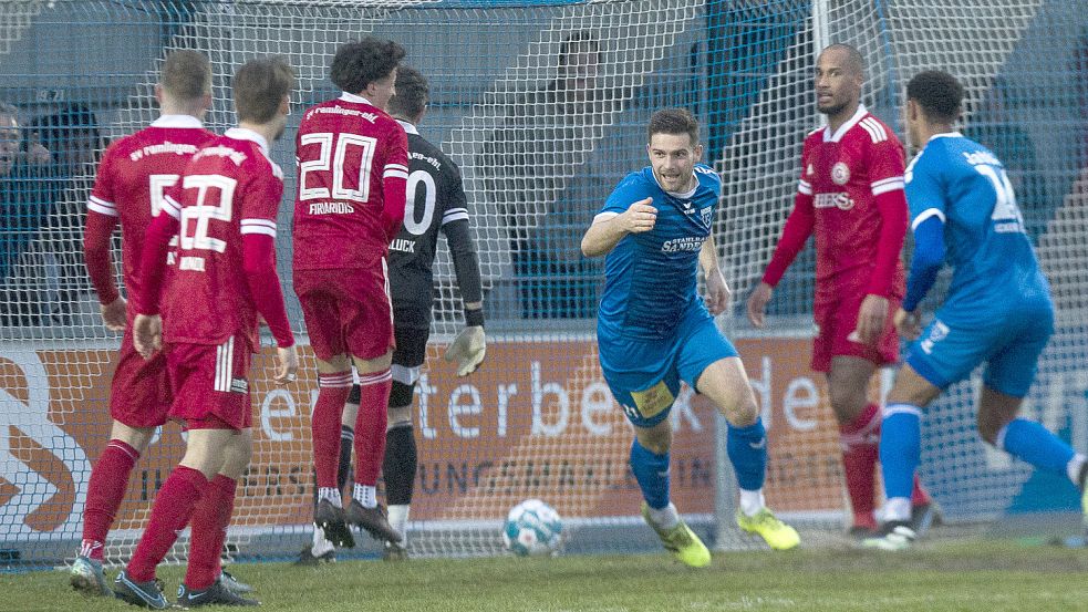 Tido Steffens (Mitte) hat soeben nach einer Ecke das Emder 1:1 erzielt und dreht jubelnd ab. Fotos: Doden