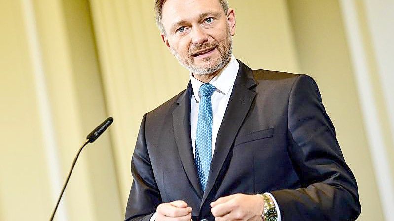 FDP-Finanzminister Christian Lindner erteilt der Forderung, den Solidaritätszuschlag wieder voll einzuführen, eine Absage. Foto: Fabian Sommer/dpa