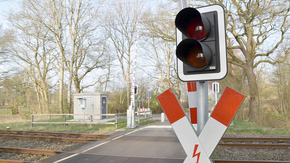 Der Bahnübergang Leegmeedslandsweg/Comrebbersweg: Damit keine Autofahrer den Bereich überqueren, sind Poller aufgestellt worden. Im hinteren Bereich soll eine Park&Ride-Fläche eingerichtet werden. Foto: Ammermann