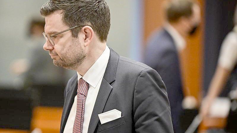 „Wir rufen alle ukrainischen Geflüchteten auf, dass sie sich an alle Polizeidienststellen wenden können, wenn sie Opfer oder Zeugen von Kriegsverbrechen geworden sind“, sagt FDP-Justizminister Marco Buschmann. Foto: John Macdougall/AFP/POOL/dpa