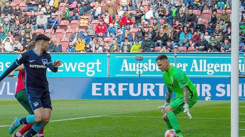 Suat Serdar (l) traf für Hertha in Augsburg zur Führung. Foto: Stefan Puchner/dpa