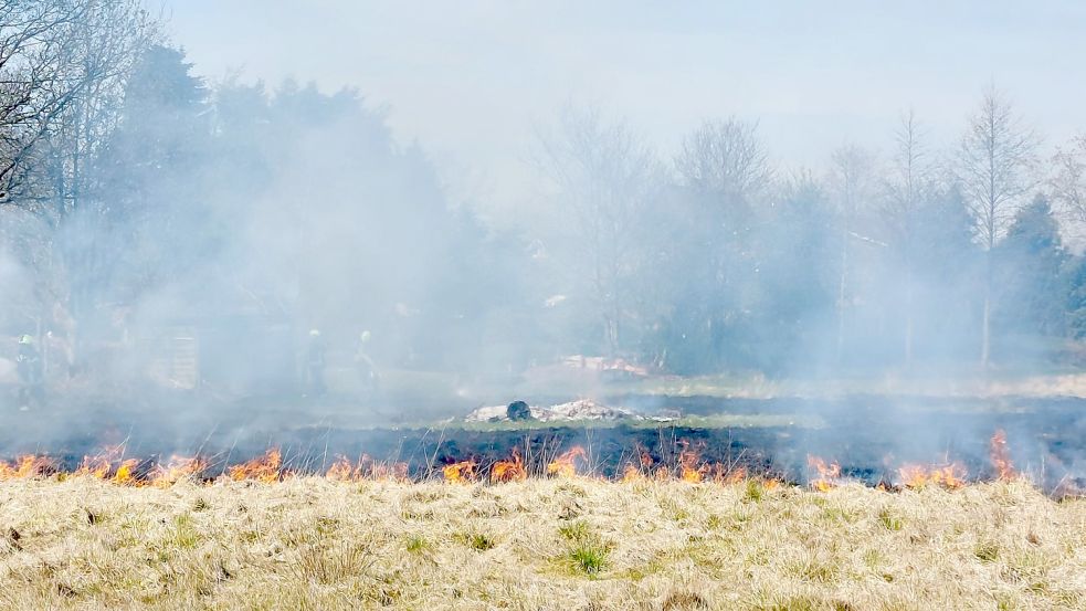 Ein Osterfeuer ist außer Kontrolle geraten. Foto: Brinker