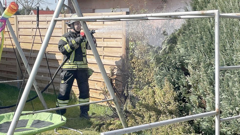 Die Feuerwehr löschte den Brand der Hecke in Ostrhauderfehn. Foto: Feuerwehr