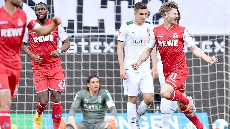 Der Kölner Florian Kainz (r) feiert seinen Treffer zum zwischenzeitlichen 2:0. Foto: Marius Becker/dpa