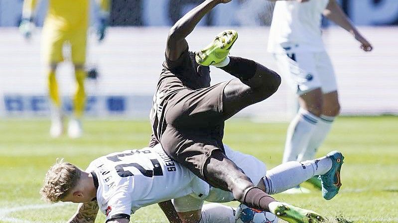 Nils Seufert (l) erkämpfte sich mit Sandhausen noch einen Punkt gegen Aufstiegsanwärter St. Pauli. Foto: Uwe Anspach/dpa