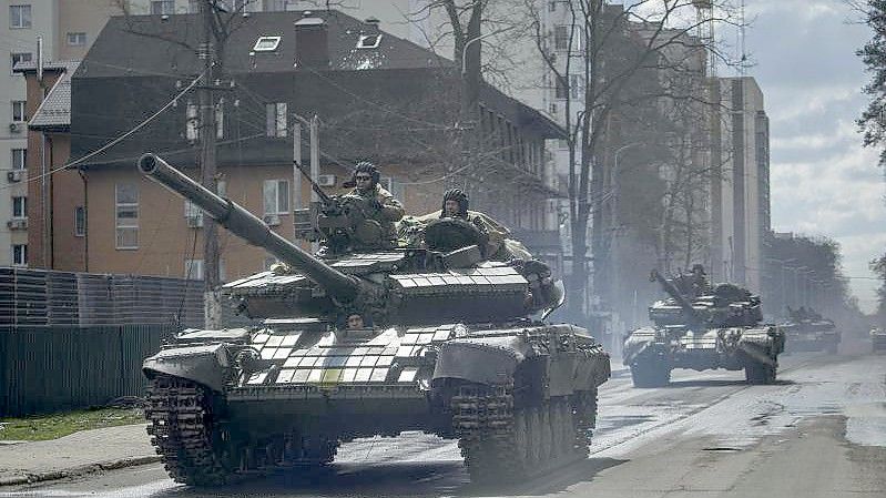 Ukrainische Panzer bewegen sich auf einer Straße in einem Außenbezirk von Kiew. Foto: Evgeniy Maloletka/AP/dpa