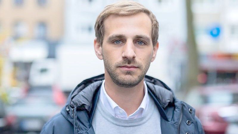 Jens Kleefeld steht in einer Straße in der Nähe seiner Düsseldorfer Wohnung. Kleefeld war am Tag der Messerattack für die Hochzeit eines Freundes nach Würzburg gereist und wurde unmittelbar Zeuge der Tat. Foto: Rolf Vennenbernd/dpa