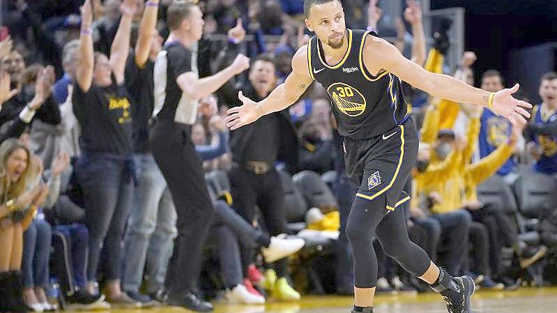 Feierte ein gelungenes Comeback beim Sieg der Golden State Warriors: Stephen Curry. Foto: Jeff Chiu/AP/dpa