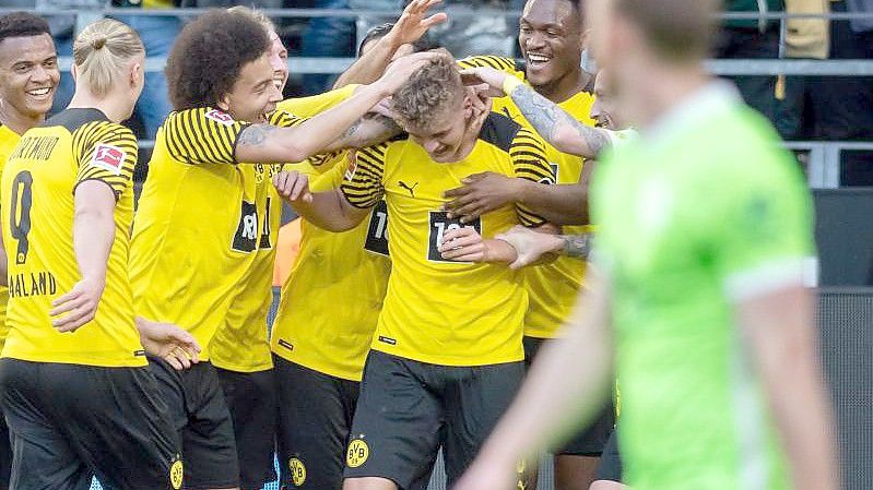 Der Dortmunder Tom Rothe (3.v.r.) wird von seinen BVB-Kollegen gefeiert. Foto: Bernd Thissen/dpa