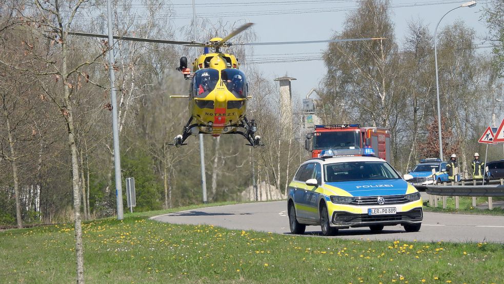 Der Verletzte wurde mit einem Hubschrauber nach Sande geflogen. Foto: F. Doden