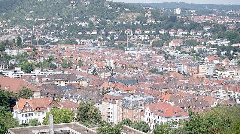 Hausdächer in einem Innenstadtbezirk der baden-württembergischen Landeshauptstadt. Foto: Marijan Murat/dpa