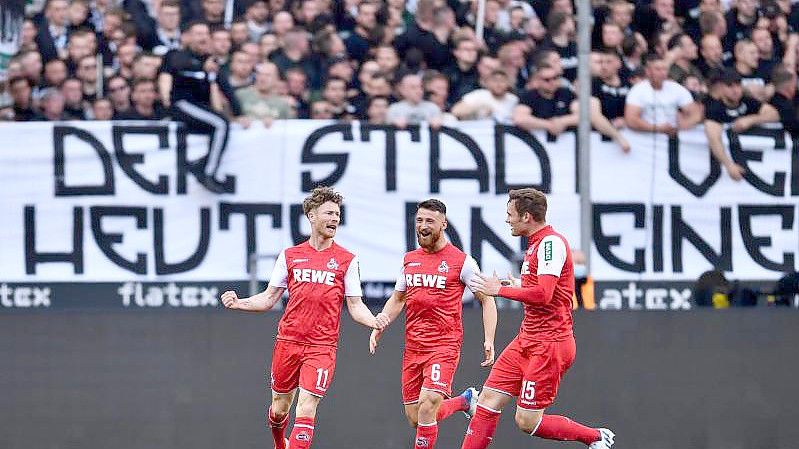 Der Kölner Sieg beim Rheinderby in Mönchengladbach stieß einigen Borussia-Fans übel auf. Foto: Marius Becker/dpa