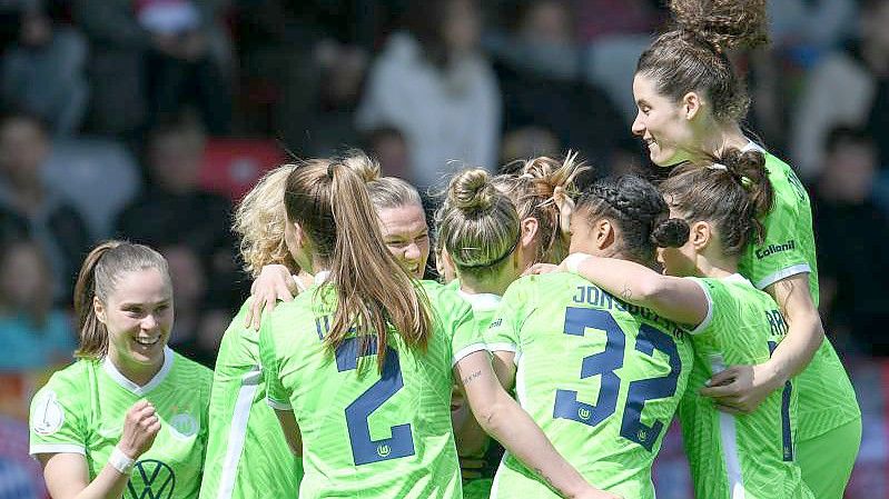 Wolfsburgs Spielerinnen bejubeln den Treffer durch Jill Roord (M verdeckt) zur 1:0-Führung gegen die Frauen des FC Bayern. Foto: Silas Stein/dpa