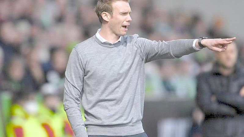 Trainer Tommy Stroot trifft mit den Fußballerinnen des VfL Wolfsburg im Champions-League-Halbfinale auf den FC Barcelona. Foto: Swen Pförtner/dpa