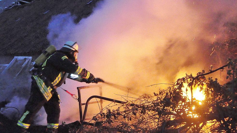 Die Feuerwehr konnte ein Übergreifen der Flammen auf das Wohnhaus verhindern. Foto: Wolters