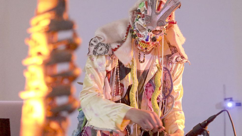 Blick in die Zeit vor Corona: Die Performance „The Materialist Cult“, die 2019 beim Emaf zu sehen war. Foto: Jörn Martens