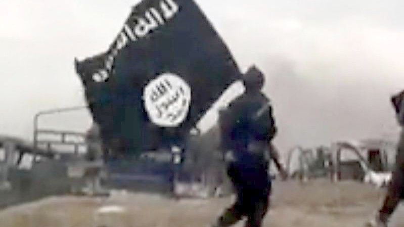Ein IS-Kämpfer mit einer IS-Flagge: Beobachter warnen davor, dass die Dschihadisten wieder einen Aufschwung erleben. Foto: Amaq News Agency/AP/dpa