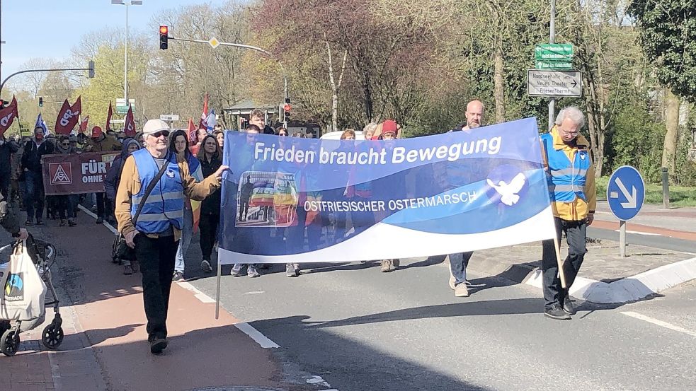 Mehr als 200 Teilnehmer haben sich beim Ostfriesischen Ostermarsch am Demonstrationszug beteiligt. Foto: Harms