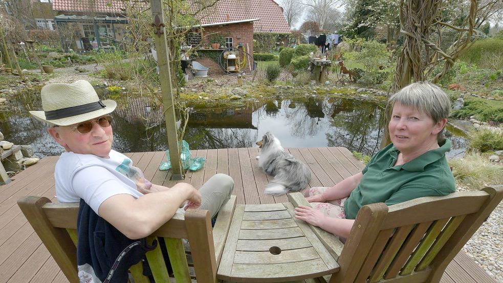 Günter Lehmann und Karin Brenke-Lehmann genießen die ersten Frühlingstage am Teich hinter ihrem Haus in Wiesmoor. Beide lieben Gartenarbeit. Foto: Ortgies