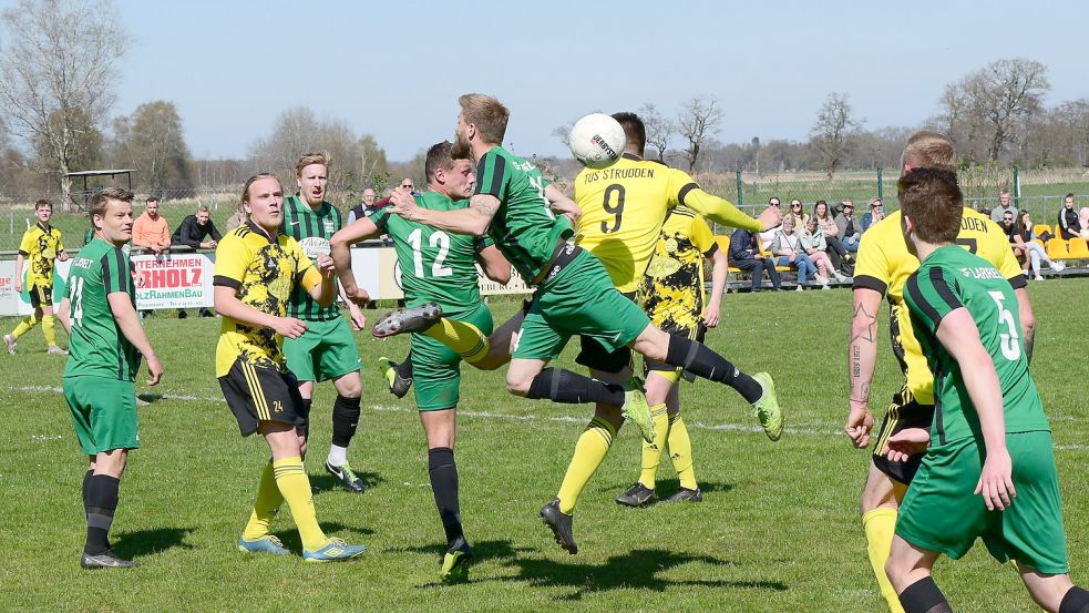Vor allem in der Anfangsphase gab es auch brenzlige Szenen vor dem Tor der Larrelter (grüne Trikots). Doch letztlich fanden die Struddener nie die entscheidende Lücke. Fotos: Steenhoff