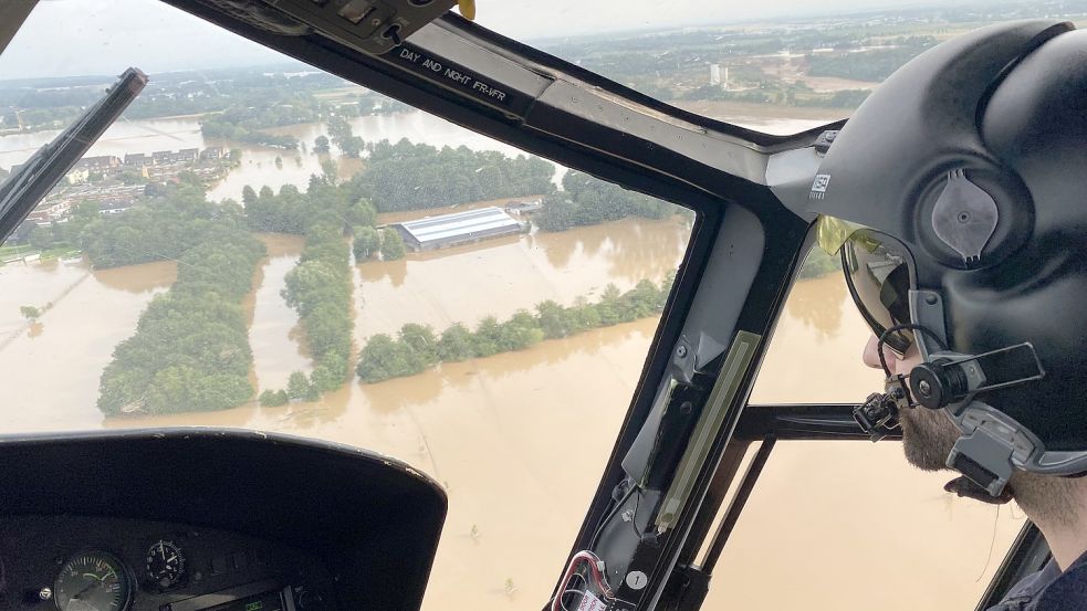 Land unter! Dieser Hubschrauber der Northern Helicopter GmbH aus Emden war im vergangenen Sommer im Hochwasser-Einsatz, wie das Unternehmen mitgeteilt hat. Die Crew war zur Evakuierung eines Krankenhauses im Raum Erftstadt eingesetzt. Foto: Northern Helicopter GmbH