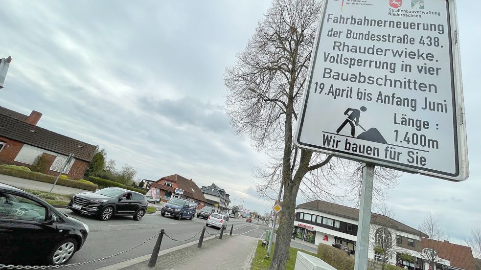Ein Schild macht am Kreisel in Rhauderfehn-Mitte auf den Start der Arbeiten aufmerksam. Foto: Janßen
