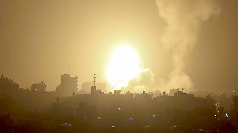 Eine heftige Explosion, verursacht durch israelische Luftangriffe auf eine Militärbasis der Hamas. Foto: Yousef Masoud/AP/dpa
