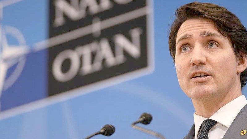 Kanadas Premierminister Justin Trudeau am Rande eines Nato-Sondergipfels Ende März. Sein Land kündigt die Lieferung schwerer Waffen an die Ukraine an. Foto: Markus Schreiber/AP/dpa