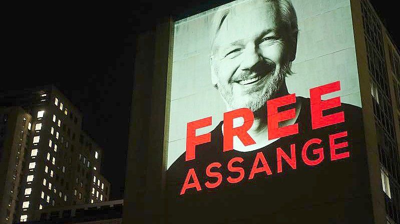 Ein Bild von Julian Assange wird auf ein Gebäude in der Leake Street im Zentrum Londons projiziert, in Erinnerung an seine Verhaftung 2019. Foto: Victoria Jones/PA Wire/dpa