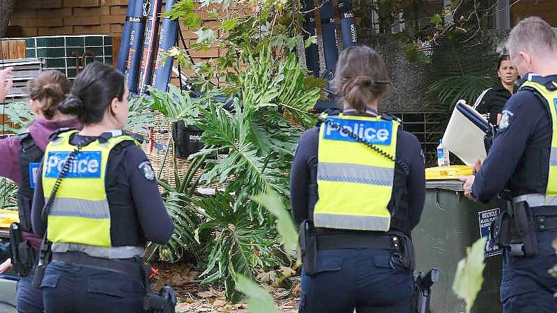 Polizei und Rettungskräfte arbeiten an der Unfallstelle in Melbournes Stadtteil Elwood. Foto: Luis Ascui/AAP/dpa