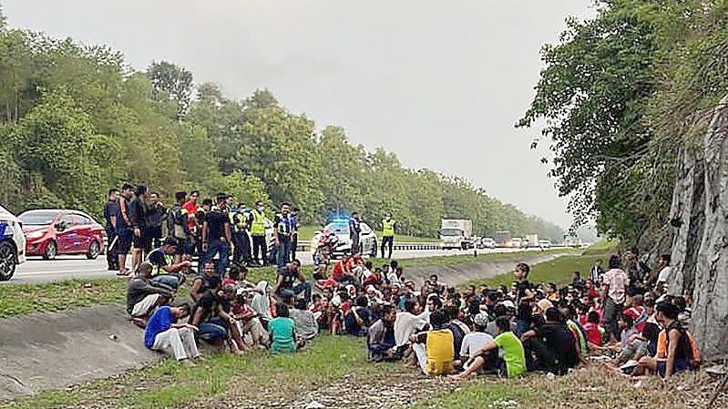 Handout der malaysischen Polizei: Beamte halten Rohingya-Flüchtlinge fest, die aus einem Internierungslager geflohen waren. Foto: Uncredited/Polis Diraja Malaysia/AP/dpa